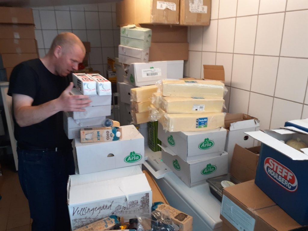 Brian pakker mad til udlevering